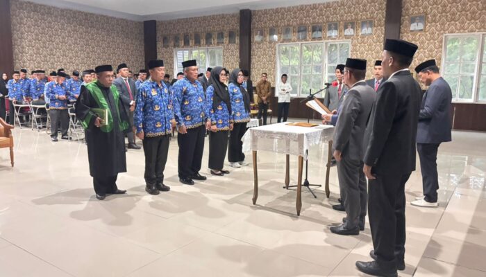 Bupati Muna Lakukan Evaluasi 130 Kepala Sekolah, Ada Pejabat Lama dan Yang Baru Ikut Pelantikan.