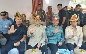 Menteri Kebudayaan RI Liat Langsung Gambar Cap Tangan Tertua Di Dunia.